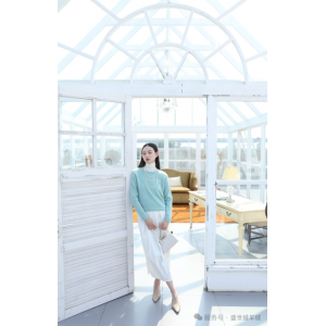 圣雪绒圆领浅蓝色羊绒衫，简约时尚