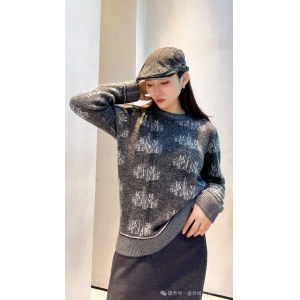 女士中长款羊绒毛衣，兼具时尚与实用