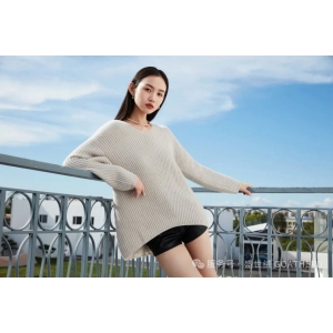 女士中长款杏色毛衣